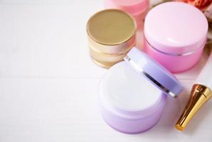 producto cosmético y para el cuidado de la piel en mesa de madera blanca, belleza con crema de tratamiento e hidratante en escritorio de madera, concepto de salud y bienestar. foto