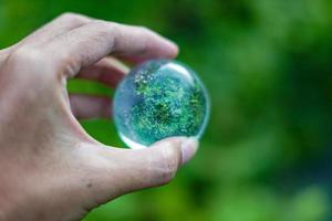 fotografía de bola de lente de cristal, día de la tierra verde foto