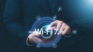 hombre usando un teléfono inteligente con tecnología wifi 7, conectándose al mundo de Internet con nueva tecnología. foto