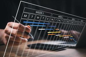 planificación e implementación, la gente de negocios usa computadoras portátiles para administrar proyectos de trabajo y actualizar tareas. progreso del trabajo, programación eficiente. foto