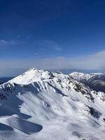 pico de la montaña de invierno foto