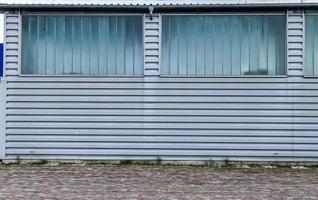 fachadas modernas de edificios de oficinas con vidrio y luz solar reflejada en las ventanas foto