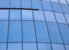 fachadas modernas de edificios de oficinas con vidrio y luz solar reflejada en las ventanas foto