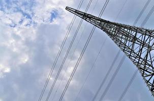 vista de cerca de una gran torre de energía que transporta electricidad en una zona rural foto