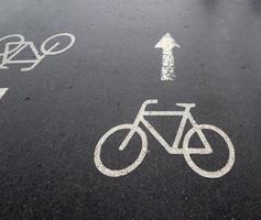 carteles de bicicletas pintados sobre asfalto que se encuentran en las calles de la ciudad de alemania. foto