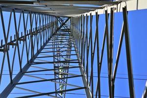 vista de cerca de una gran torre de energía que transporta electricidad en una zona rural foto