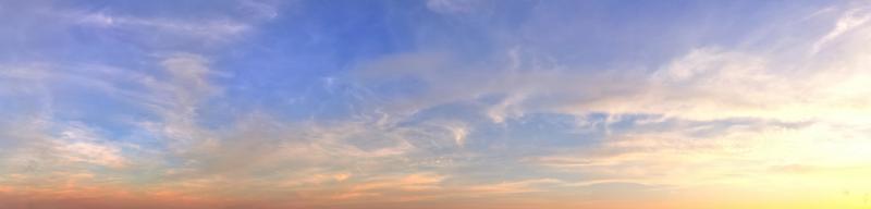 Impresionante y colorido panorama del cielo que muestra hermosas formaciones de nubes en alta resolución foto