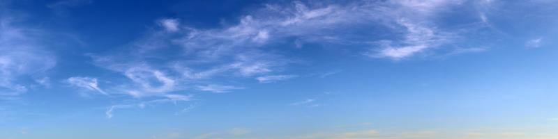 Impresionante y colorido panorama del cielo que muestra hermosas formaciones de nubes en alta resolución foto