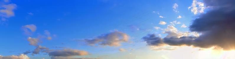 Impresionante y colorido panorama del cielo que muestra hermosas formaciones de nubes en alta resolución foto