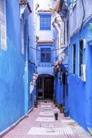 estrecho callejón de la ciudad azul con estructuras residenciales a ambos lados foto