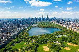 vista aérea del parque central en manhattan, nueva york. enorme hermoso parque está rodeado de rascacielos foto