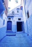 la famosa casa de color azul con estructura tradicional a ambos lados del estrecho callejón foto