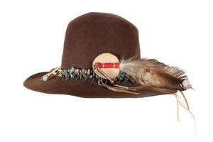 sombrero nativo americano con banda de sombrero hecha de garras de raptor y turquesa sobre fieltro marrón con pluma de águila foto
