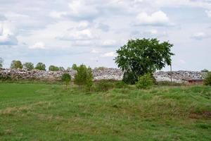 vertedero de basura doméstica en la naturaleza.desastre ambiental. foto