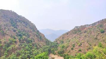 uttarakhand montañas, árboles y naturaleza foto