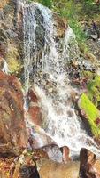 cascadas, una atracción memorable cerca de bhimtal. Los turistas aventureros vienen a disfrutar aquí regularmente. foto