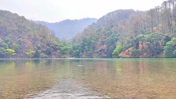 sat tal - siete lagos - es un grupo interconectado de siete lagos de agua dulce situados en la cordillera del Himalaya inferior cerca de bhimtal. foto