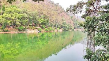 sat tal - siete lagos - es un grupo interconectado de siete lagos de agua dulce situados en la cordillera del Himalaya inferior cerca de bhimtal. foto