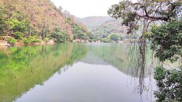 sat tal - siete lagos - es un grupo interconectado de siete lagos de agua dulce situados en la cordillera del Himalaya inferior cerca de bhimtal. foto