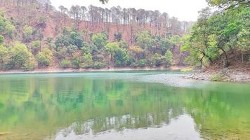 sat tal - siete lagos - es un grupo interconectado de siete lagos de agua dulce situados en la cordillera del Himalaya inferior cerca de bhimtal. foto