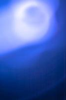 abstracción vertical en tonos azules, luna llena en la niebla. foto