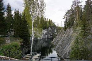 cantera de mármol con el lago en el parque ruskeala en un día de primavera. paisaje de carelia foto