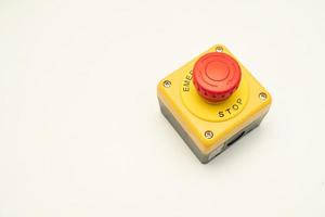 botón de parada y la mano del trabajador a punto de presionarlo. botón de parada de emergencia. gran botón rojo de emergencia o botón de parada para presionar manualmente. foto