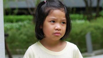 retrato de menina asiática com raiva, triste e chorona, a emoção de uma criança quando birra e raiva, expressão rabugenta emoção. conceito de controle emocional de criança video