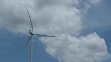 een grote elektrische windmolen tegen de achtergrond van de lucht. video