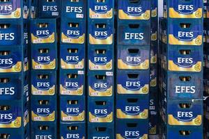 lado turquía 20 de febrero de 2022 primer plano de botellas de vidrio vacías de efes en cajas de marca listas para reciclar foto