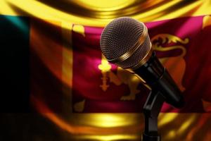 micrófono en el fondo de la bandera nacional de sri lanka, ilustración 3d realista. premio de música, karaoke, radio y equipo de sonido de estudio de grabación foto