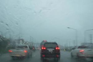 conducir en un día lluvioso y lluvia intensa vista desde el parabrisas foto