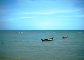 pequeño barco de pesca estacionado en el mar y las olas foto