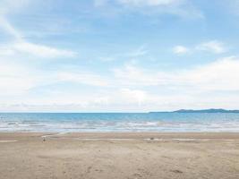 playas de arena y mares con suaves nubes blancas, cielos azules, playas de verano de tailandia. foto