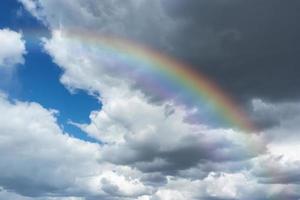 arco iris brillante en el fondo del cielo nublado. foto