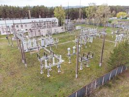 vista aérea de la antigua subestación de ferrocarriles eléctricos de alto voltaje rural. foto