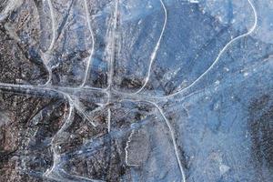 una fina capa de hielo en un charco. foto