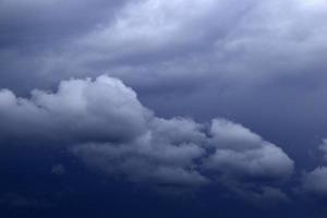 pesadas nubes azules tormentosas con lluvia y tormenta foto