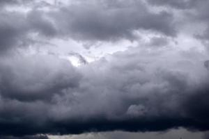 pesadas nubes azules tormentosas con lluvia y tormenta foto