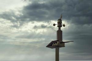 Estación meteorológica automática, con sistema de monitorización meteorológica. contra el fondo de un cielo gris con nubes. enfoque suave. foto