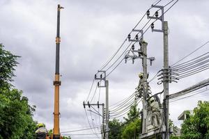 instalación segura y sistemática de electricistas en postes de alta tensión. trabajo en postes eléctricos con la máxima seguridad foto