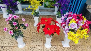 flores de colores en el vas para la decoración. foto profesional