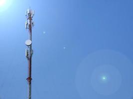 torres telefónicas utilizadas para transmitir señales al anochecer. foto