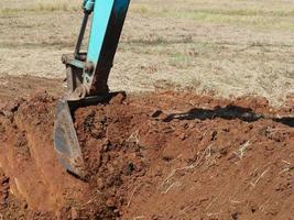 Excavadora cargadora de ruedas y basculante volquete. foto