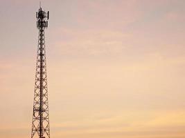 torres telefónicas utilizadas para transmitir señales al anochecer. foto