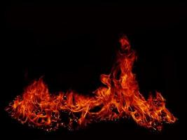 textura de llama de llama para una forma extraña fondo de fuego carne de llama que se quema de la estufa o de la cocción. peligro sintiendo un fondo negro abstracto adecuado para pancartas o anuncios. foto