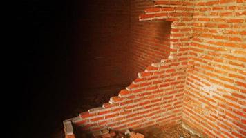 primer plano de los escombros de un edificio industrial que se derrumba en un montón de hormigón y ladrillo. y los escombros irregulares causados por la falla de los ingenieros en la construcción abandonada. foto