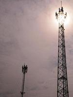 dos teléfonos celulares de telecomunicaciones o mástiles de telecomunicaciones con fondo de cielo azul, torre de telecomunicaciones para usos de fondo. foto