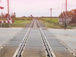 un antiguo ferrocarril, la ruta de viaje cuando el sol se pone y se ve la naturaleza y el cielo. foto