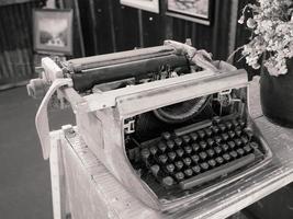 vieja máquina de escribir colocada sobre la mesa, estilo vintage. foto